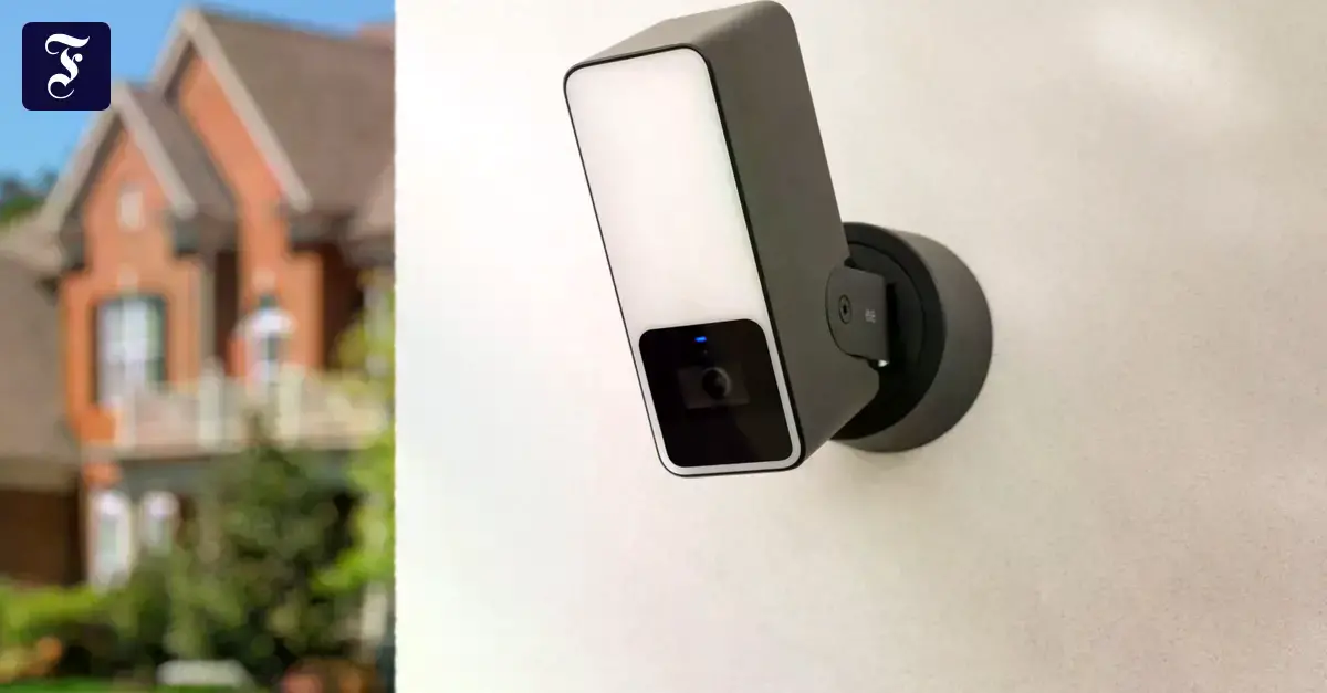 Cámara de vigilancia de la marca Eve, integrada en una luz exterior.