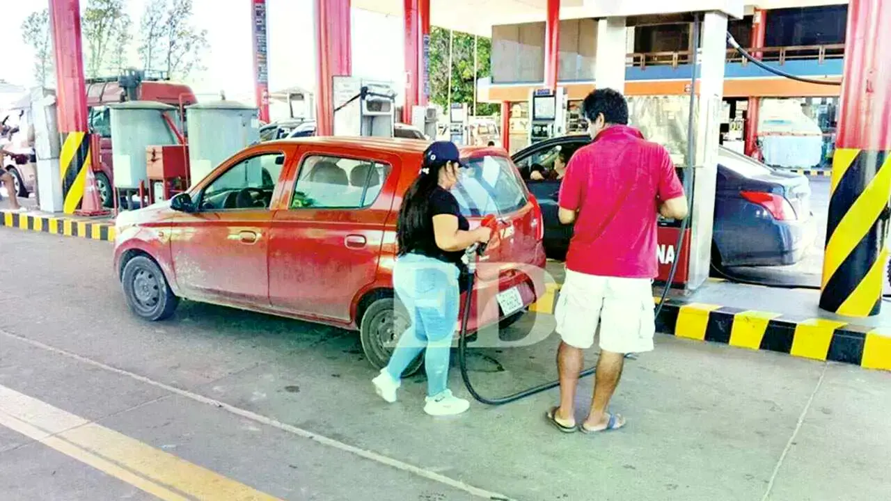 Ciudadanos, en una gasolinera situada en la capital de Santa Cruz.