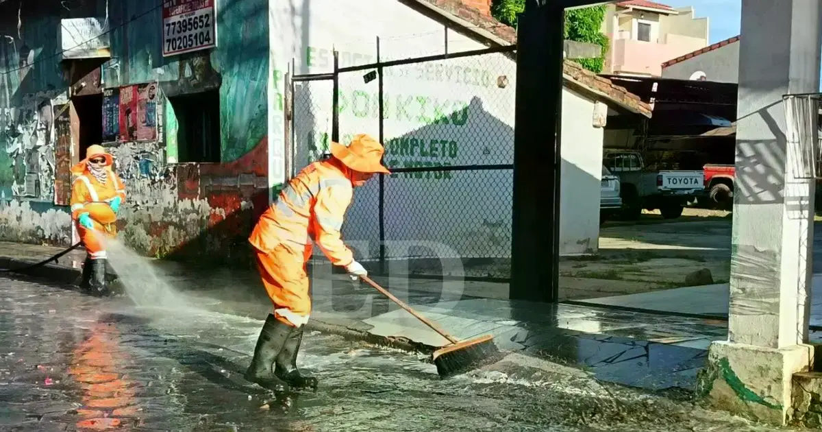 Personal de Emacruz limpia el centro de la ciudad después de los tres días de mojazón y pintura.