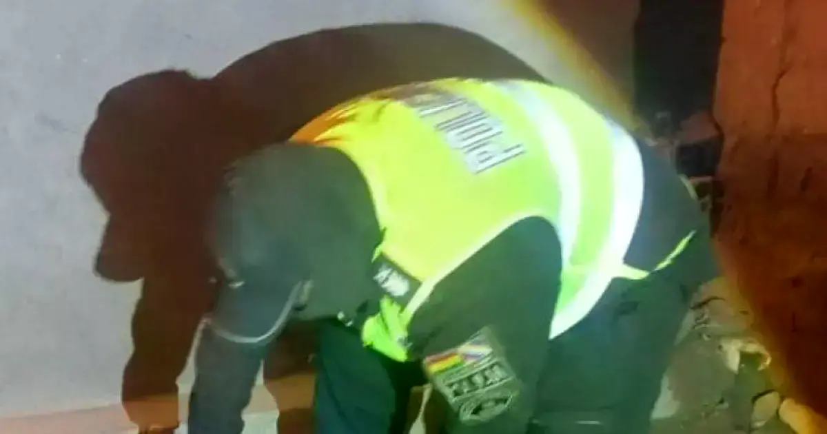 Uno de los uniformados llega a la escena del crimen