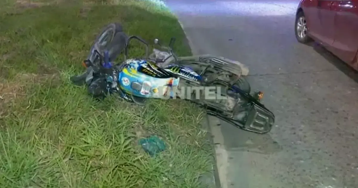 La moto quedó a unos metros del lugar del accidente.