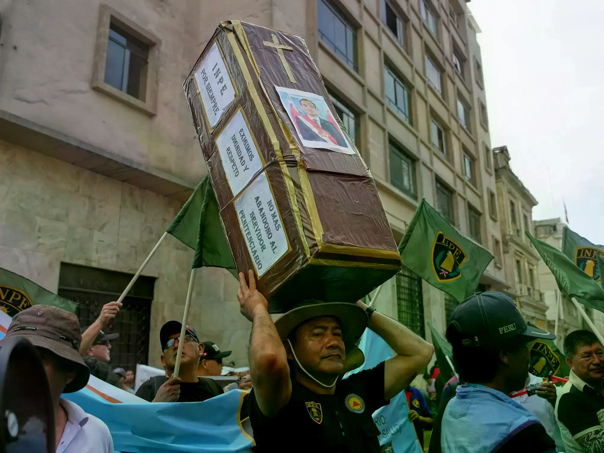 Un manifestante carga una réplica de un ataúd con la imagen de José Jerí, en Lima.