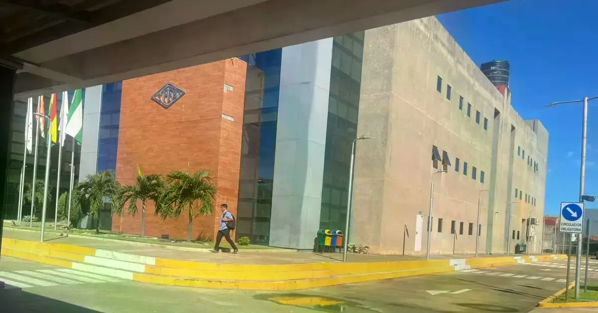 Personal ingresa a las oficinas de YPFB en Santa Cruz de la Sierra.