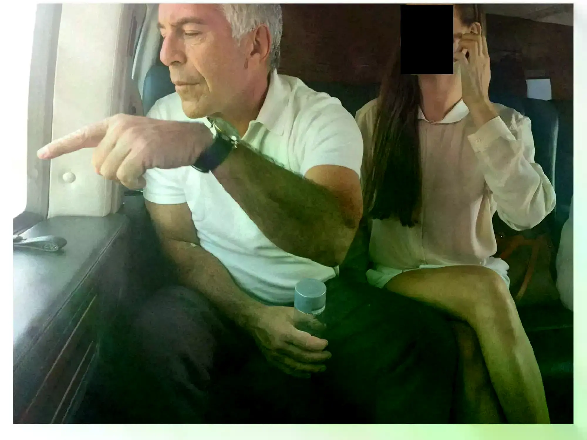 Jeffrey Epstein junto a una joven cuyo rostro fue oscurecido por protección.