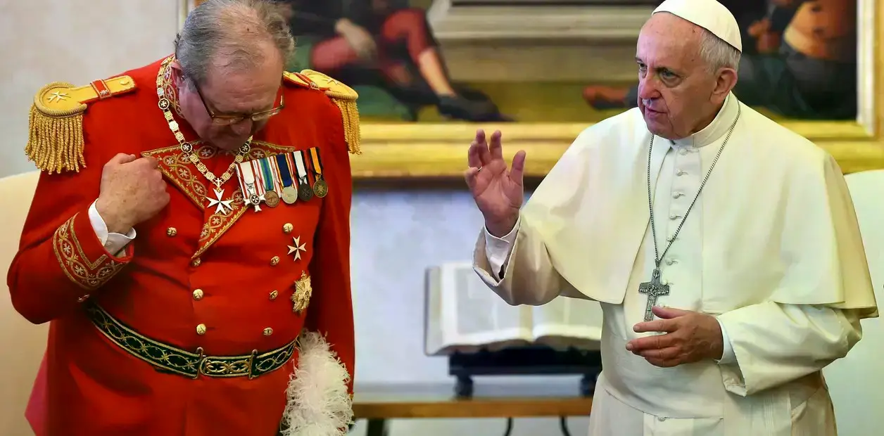 El Papa Francisco con el entonces Gran Maestre de la Orden de Malta, Matthew Festing, en 2016.