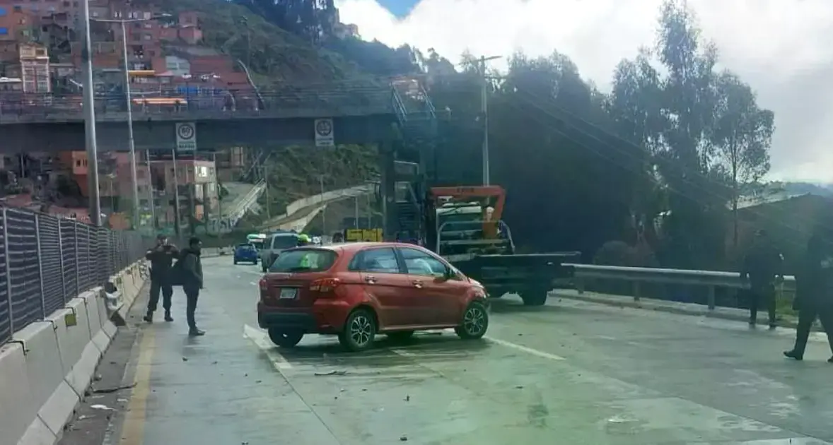El vehículo que quedó afectado por el impacto del bus.
