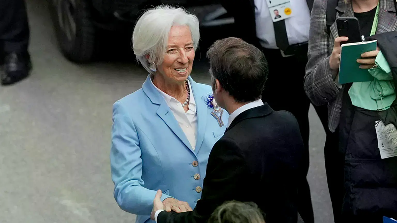El presidente francés, Emmanuel Macron, saluda a la presidenta del BCE, Christine Lagarde, en la Conferencia de Seguridad de