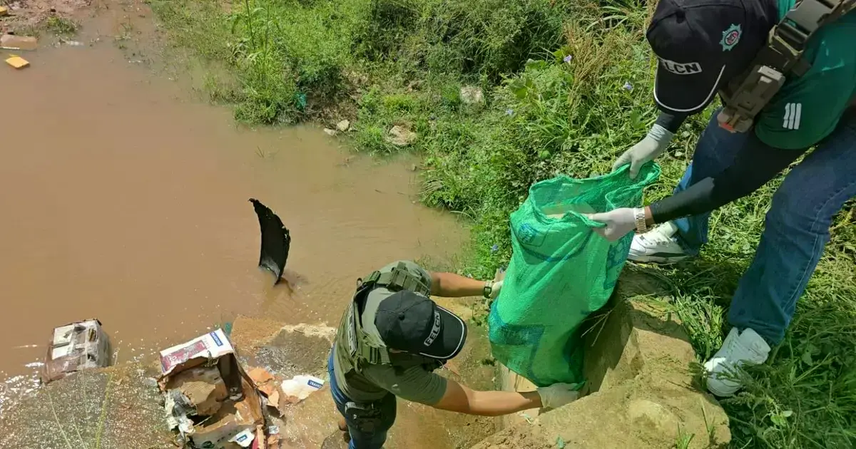 Las cajas con la marihuana se encontraban en el agua del canal de drenaje.