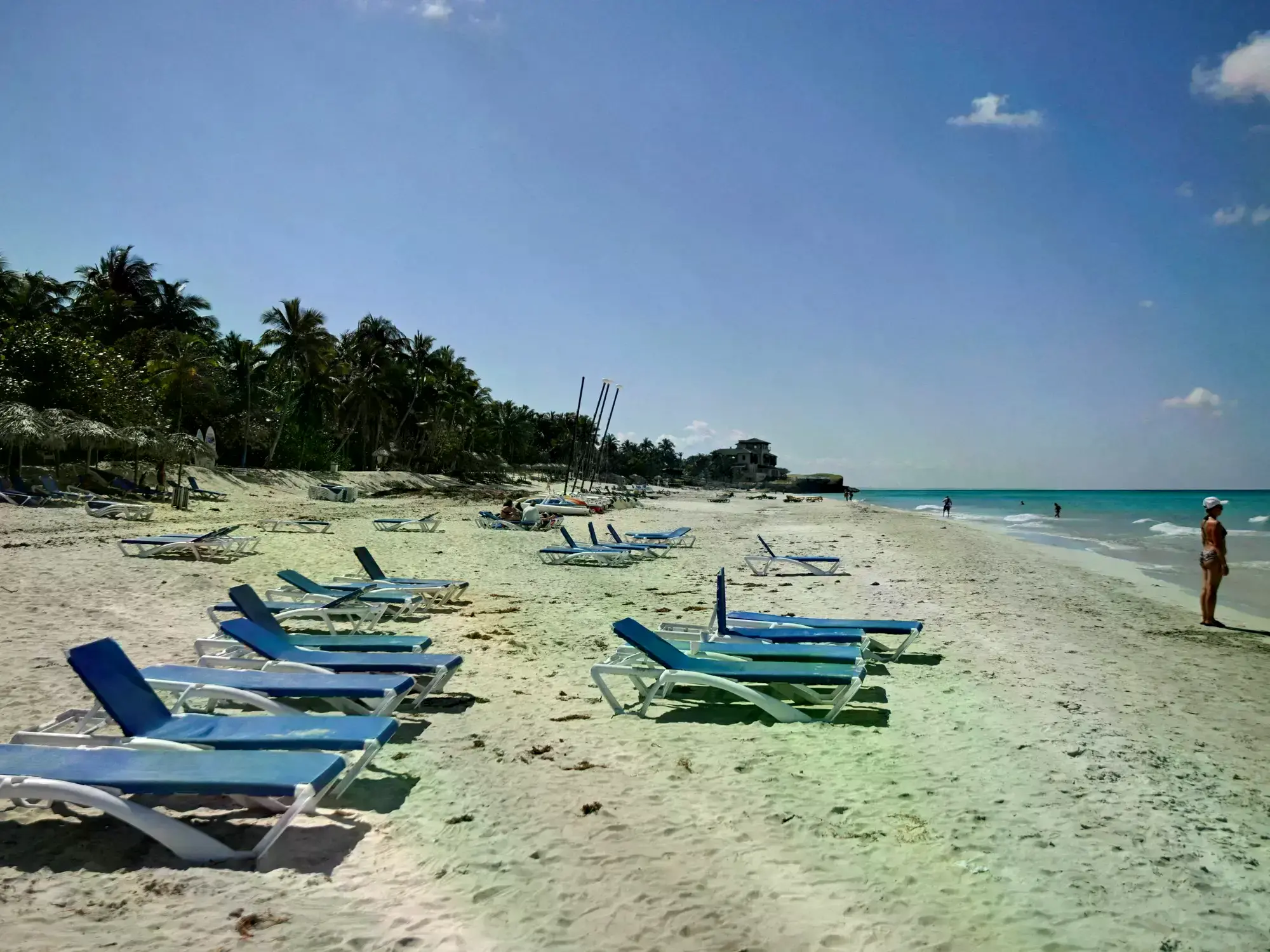 Un bulevar vacío en una zona turística de Varadero, Cuba.