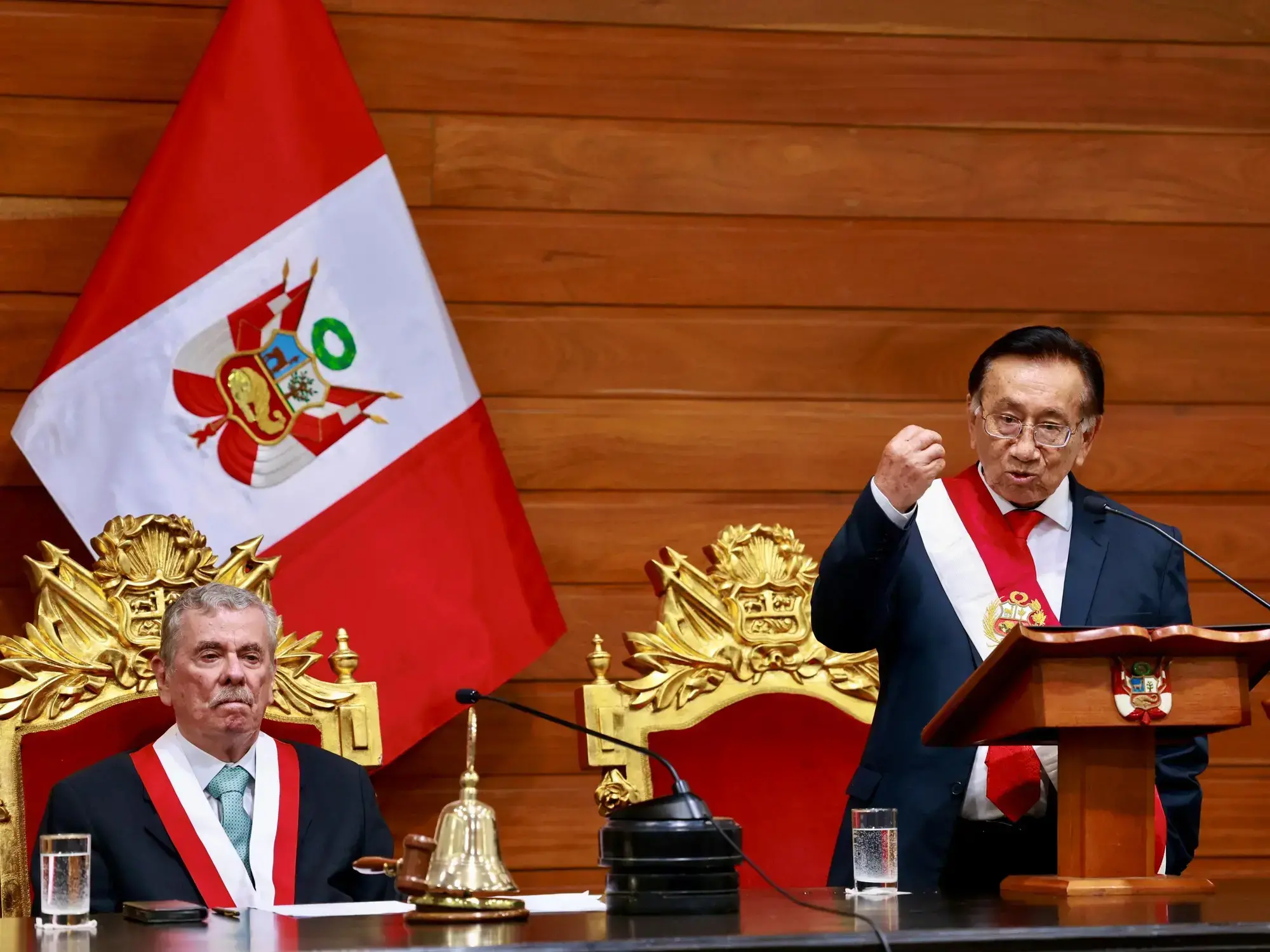 José María Balcázar recibe la banda presidencial de Perú.