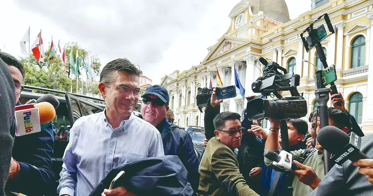 El presidente Rodrigo Paz ingresa a Palacio Quemado.