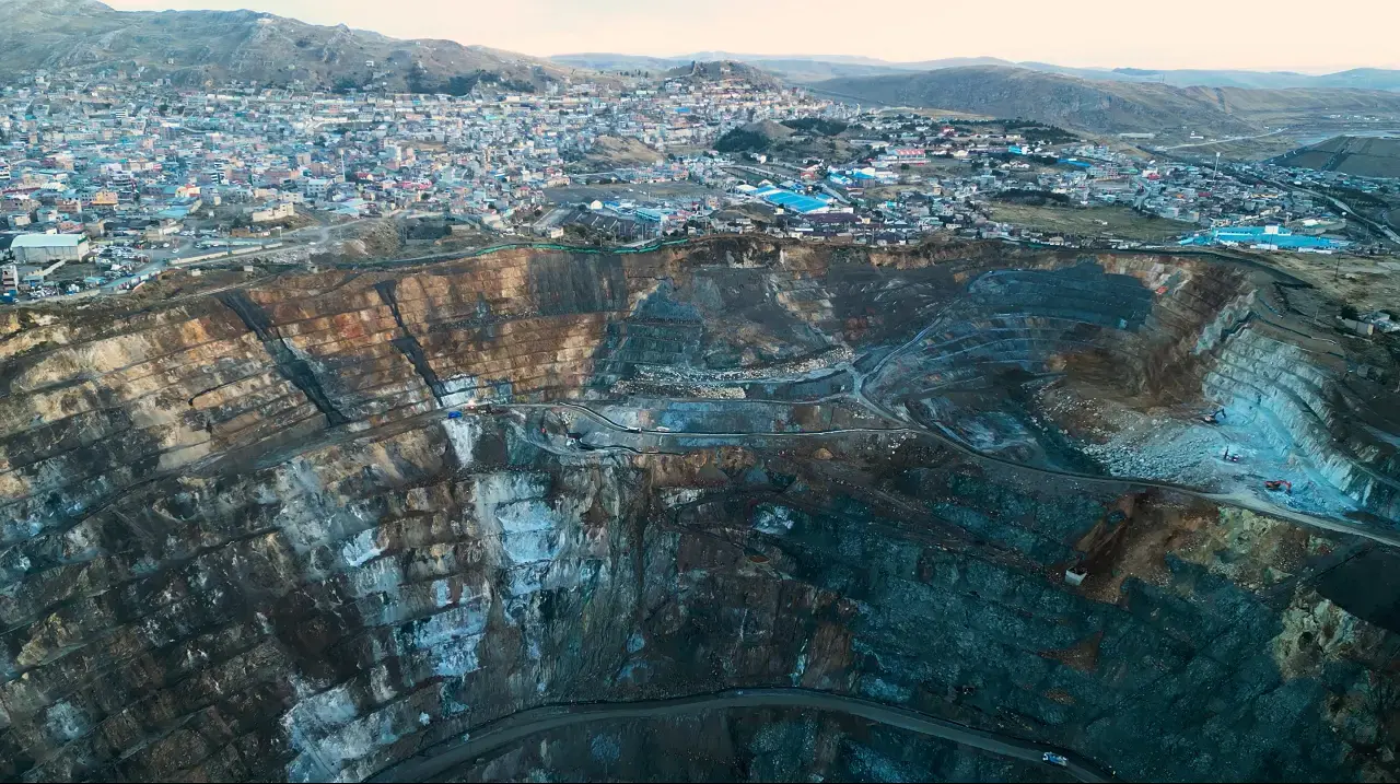 La mina a cielo abierto Raúl Rojas domina el centro de la ciudad de Cerro de Pasco.