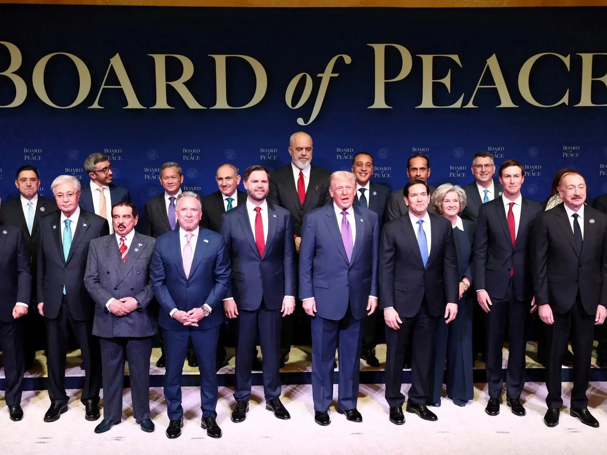 Donald Trump y otros funcionarios, este jueves, en el Instituto de Paz de Washington.