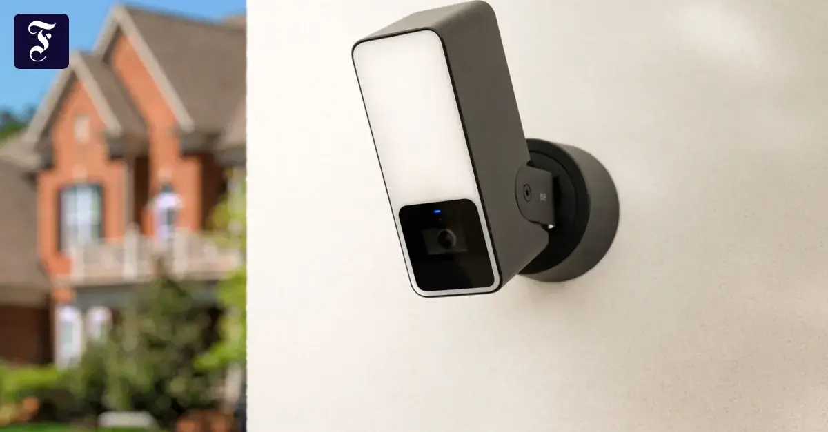 Cámara de vigilancia de la marca Eve integrada en una luminaria exterior.