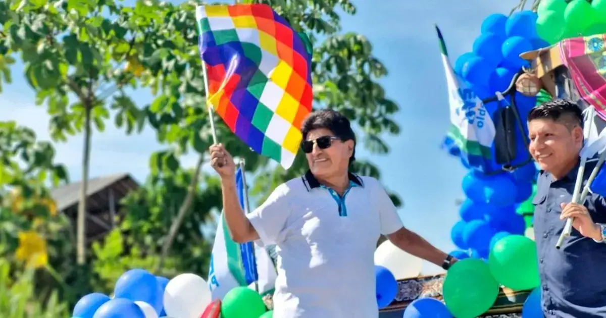 El expresidente de Bolivia Evo Morales saludando en un evento público en Chimoré.