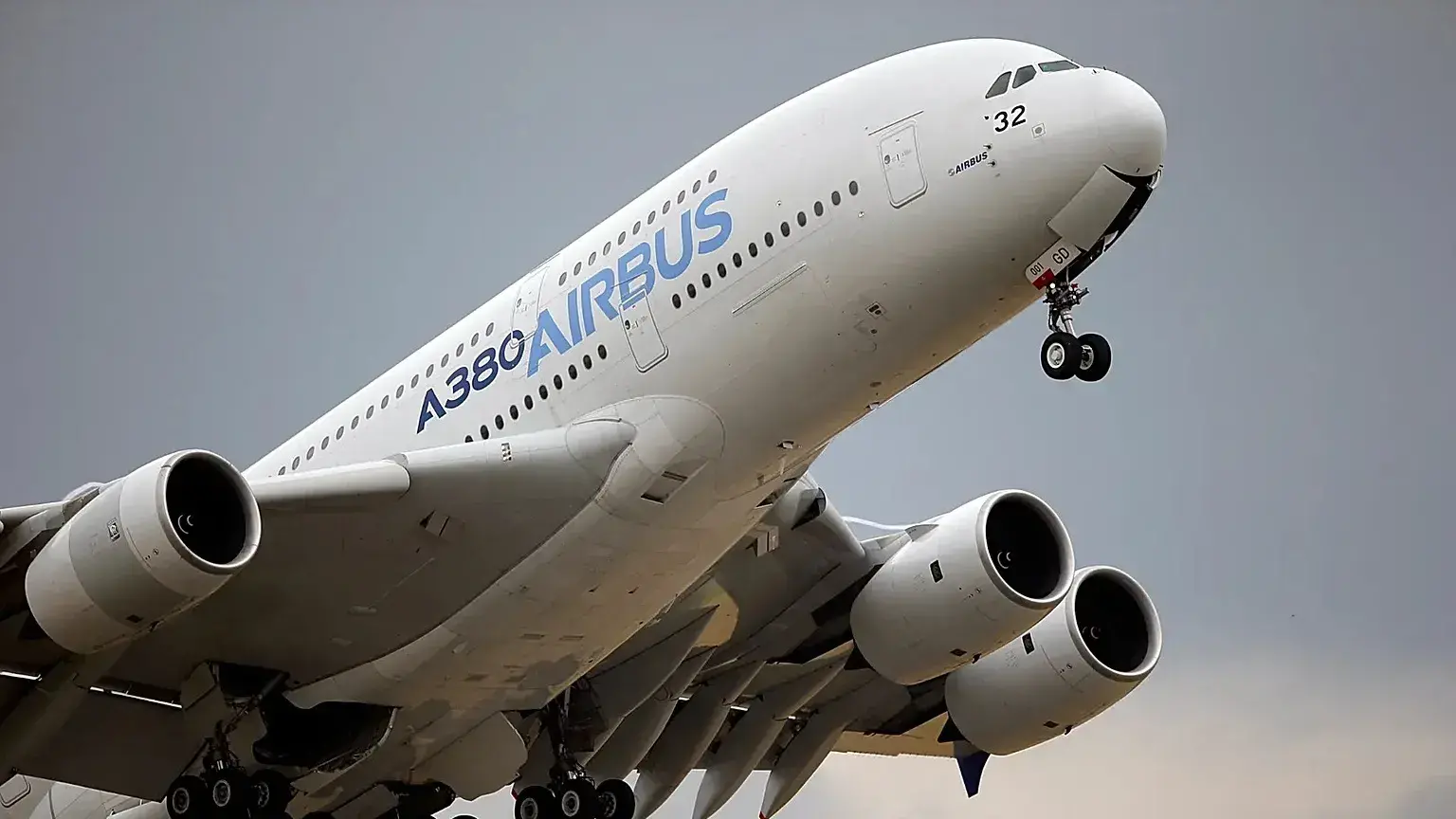 Un Airbus A380 despega en el salón aéreo de París en junio de 2015.