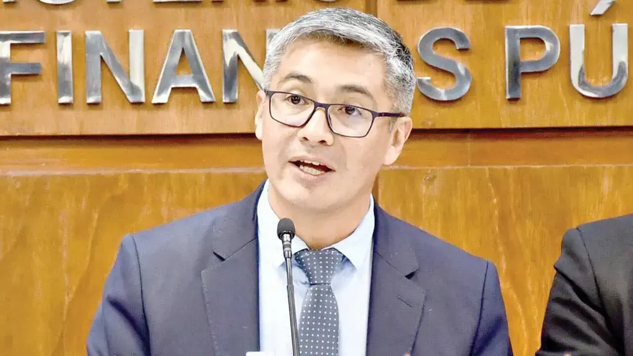 El ministro de Economía, Gabriel Espinoza, durante la presentación de su informe.