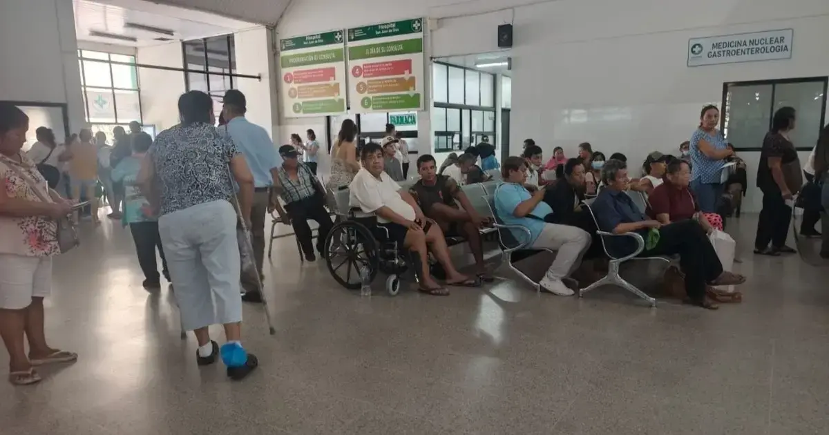 Pacientes esperan a ser atendidos en el Hospital San Juan de Dios