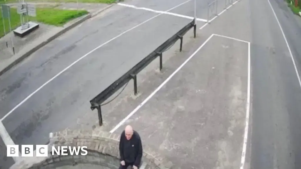 Mikola Statkevich sentado en tierra de nadie en la frontera con Lituania en septiembre de 2025.