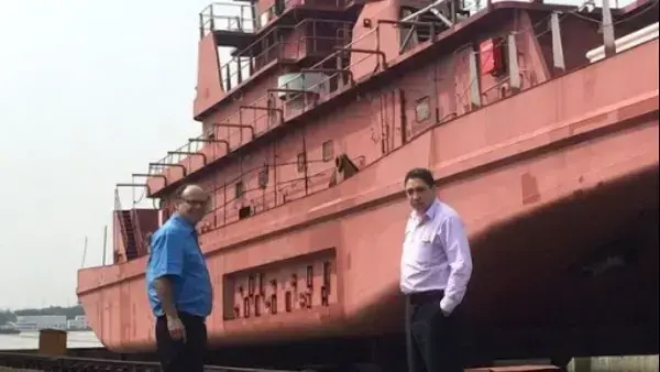 El ministro de Defensa, Reymi Ferreira, y el procurador Héctor Arce inspeccionaron las barcazas en China en 2015.