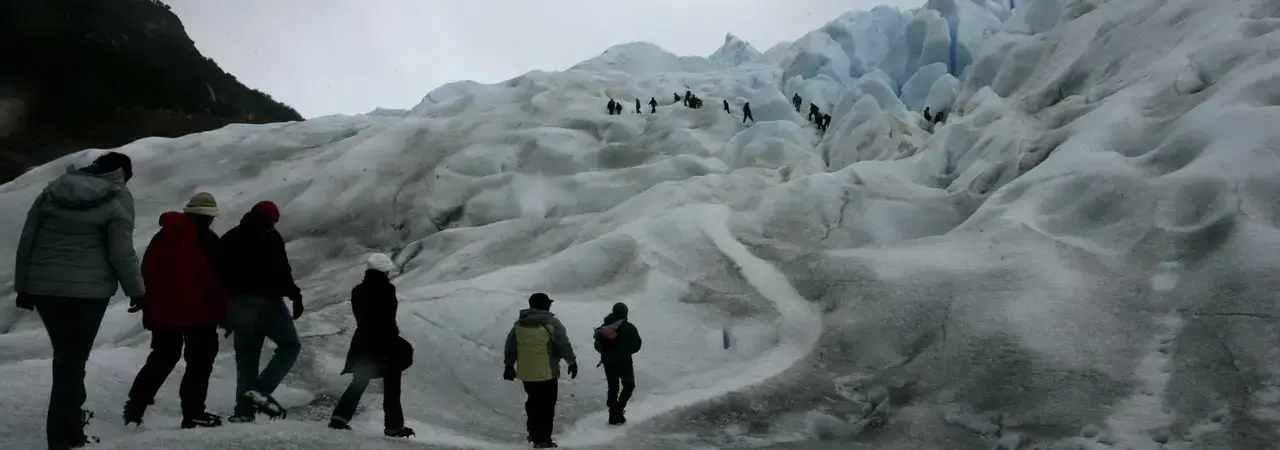 Turistas en el glaciar Perito Moreno del Parque Nacional Los Glaciares, en la Patagonia argentina.