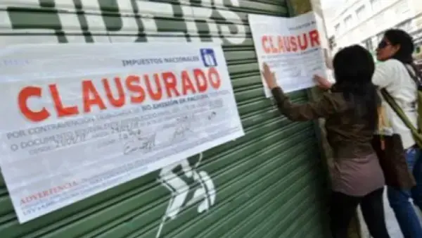 Funcionarios de Impuestos clausuran un negocio en la ciudad de Tarija. Imagen referencial.