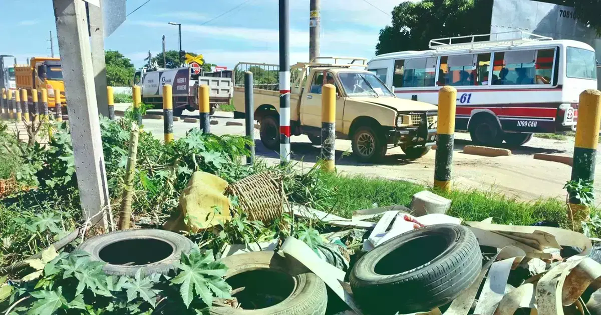 Vecinos de la Pampa piden levantar las llantas que están cerca del canal de drenaje.