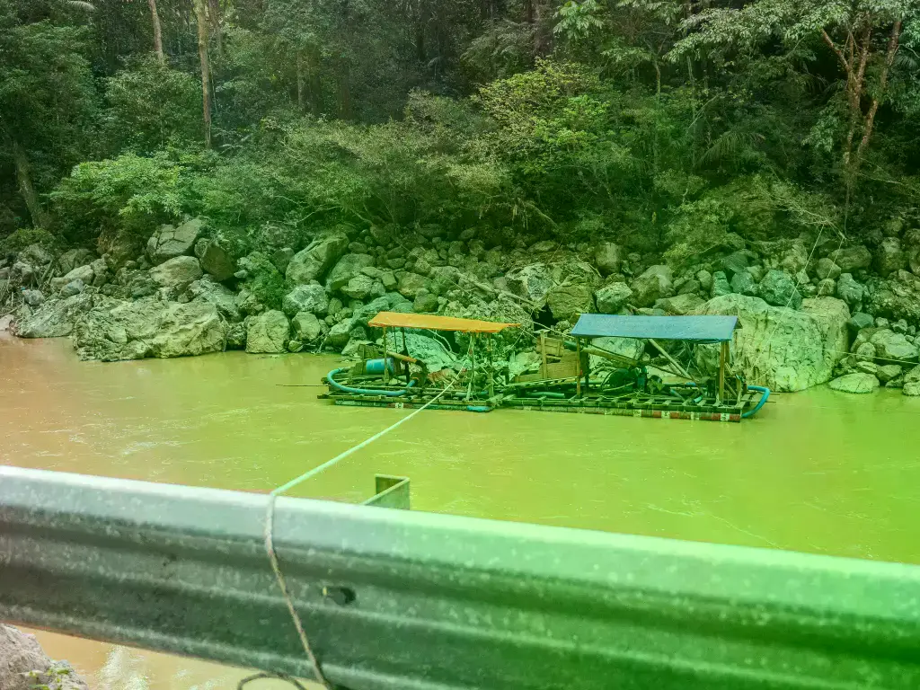 Inspección policial en un área de minería ilegal de oro en Sumatra Occidental.