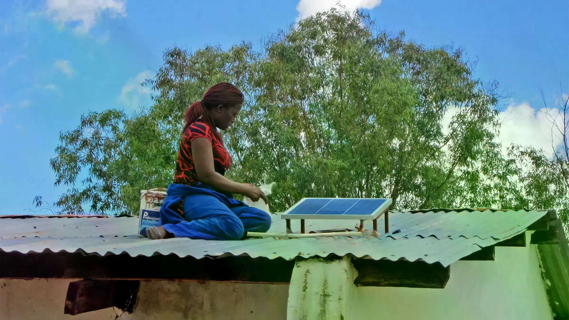 Lagson Gumbo reciclando baterías en su taller improvisado en el barrio de BCA, Blantyre.