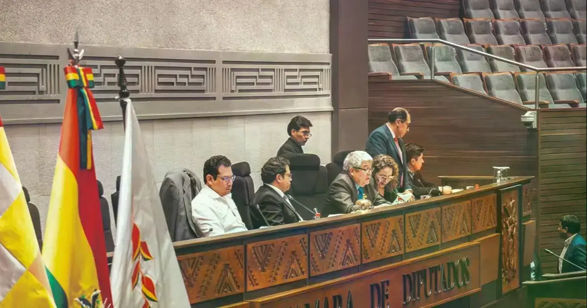 Asambleístas de la directiva de la Cámara de Diputados, en una sesión camaral.