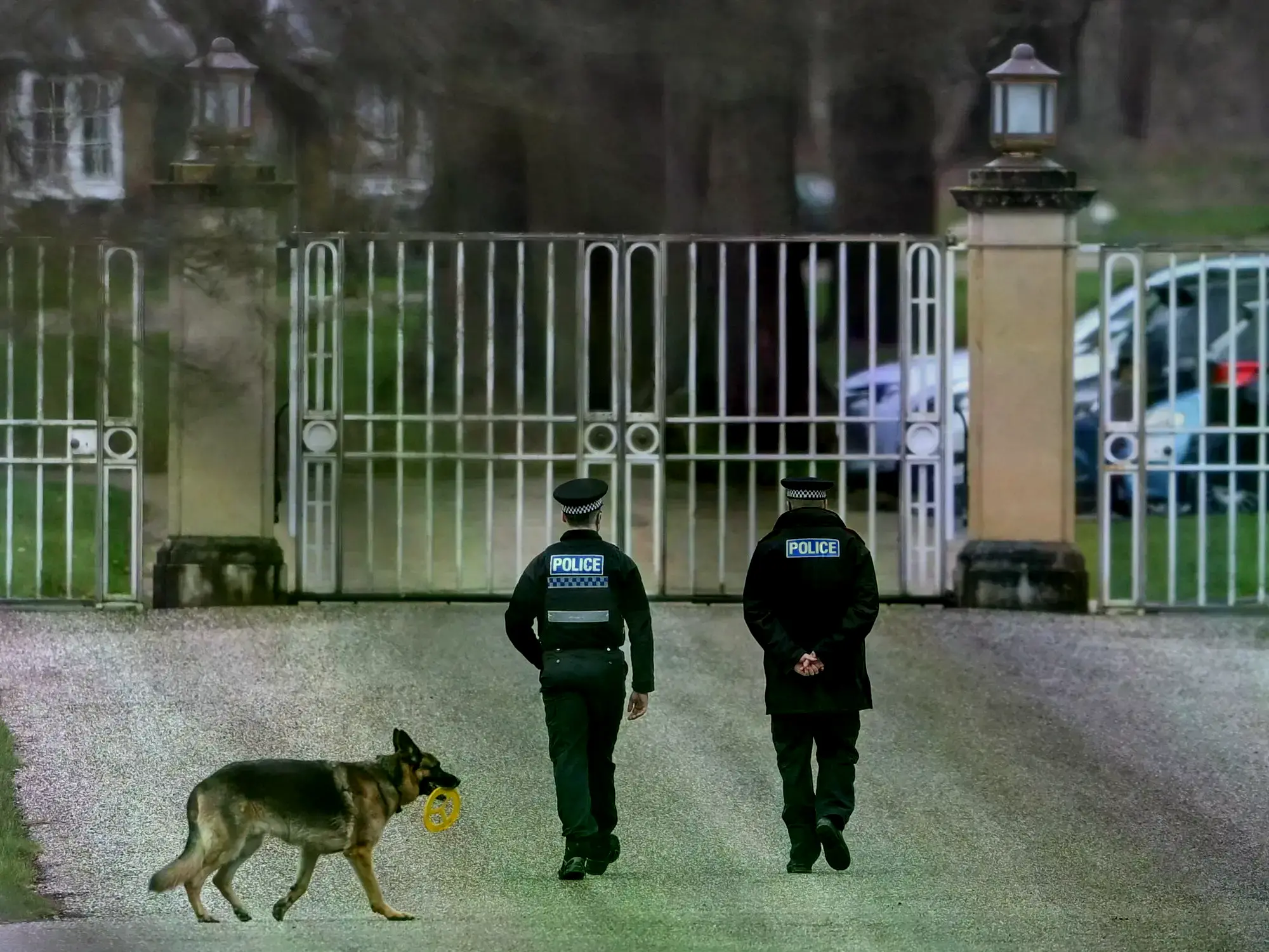 Policías custodian la entrada al Royal Lodge, en Windsor.