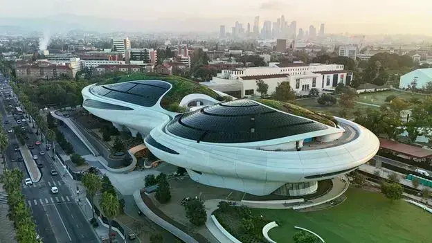 Vista exterior del Lucas Museum of Narrative Art en Los Ángeles.