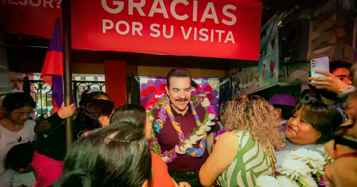 El candidato Manfred Reyes Villa lidera la encuesta con el 46.1% de la intención de voto.