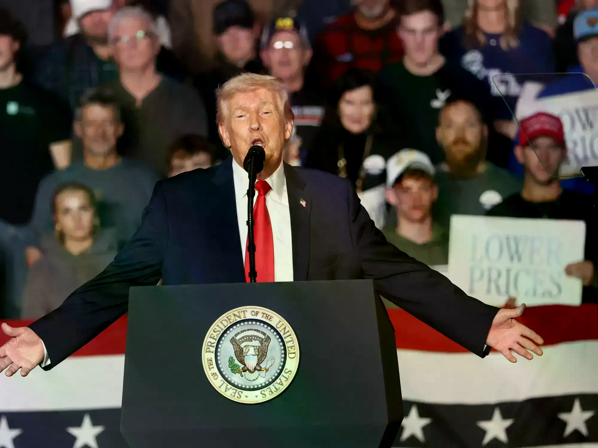 Trump pronuncia un discurso sobre economía y energía en Iowa.
