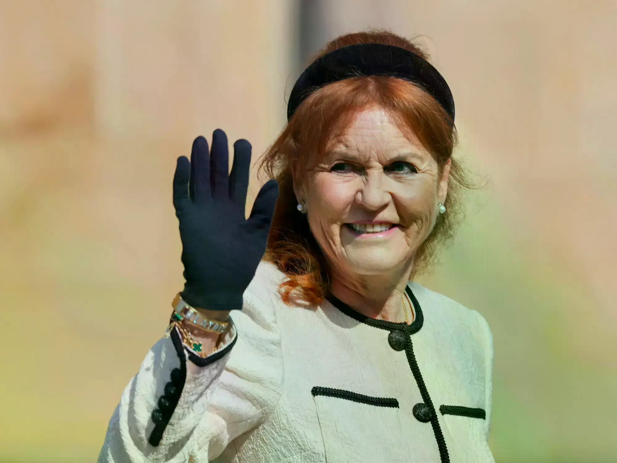 El ex príncipe Andrés y su ex mujer Sarah Ferguson, juntos durante un funeral en 2025.