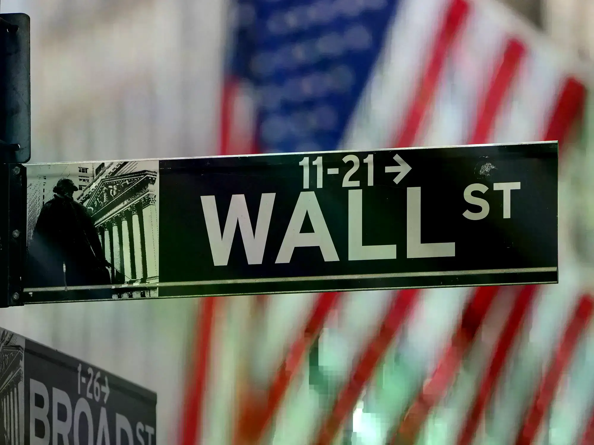 Un corredor de bolsa sigue las noticias en Wall Street.