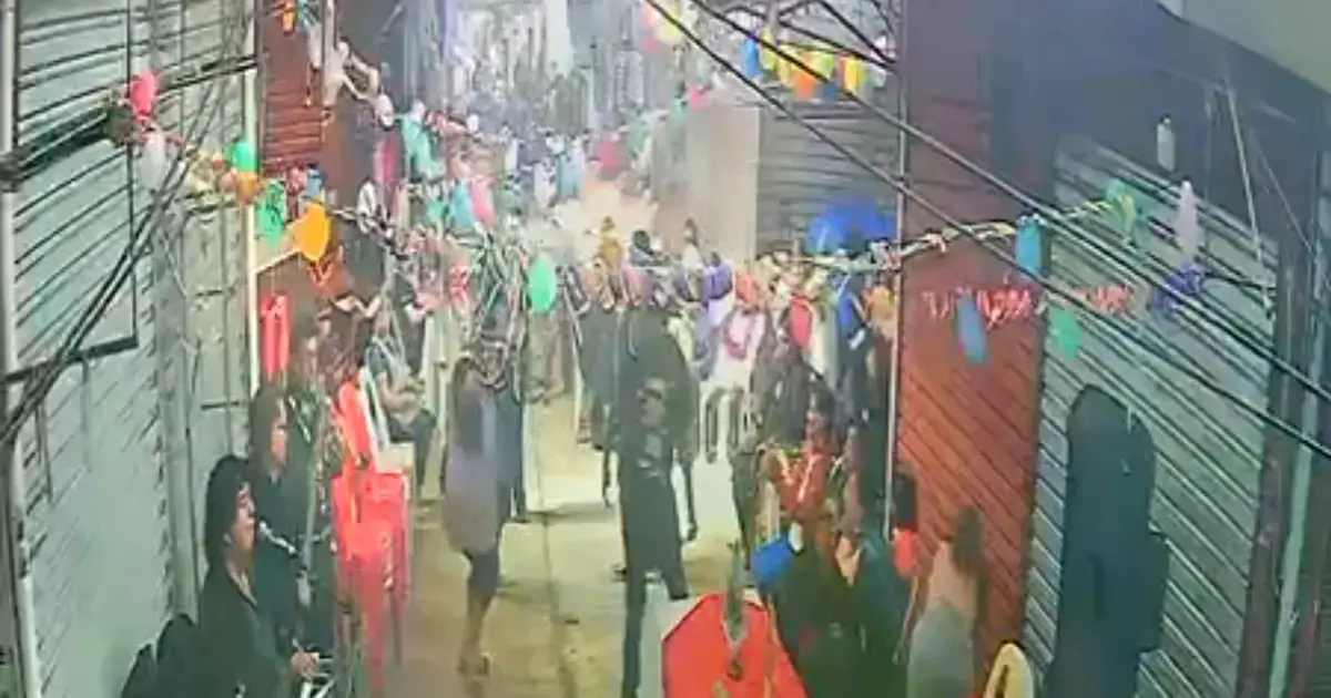 Captura de video de seguridad que muestra el momento de la explosión en el mercado.