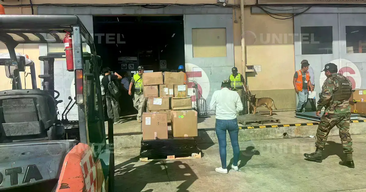 Personal de la Fiscalía y Policía durante allanamientos en bodega de Aduana nacional.