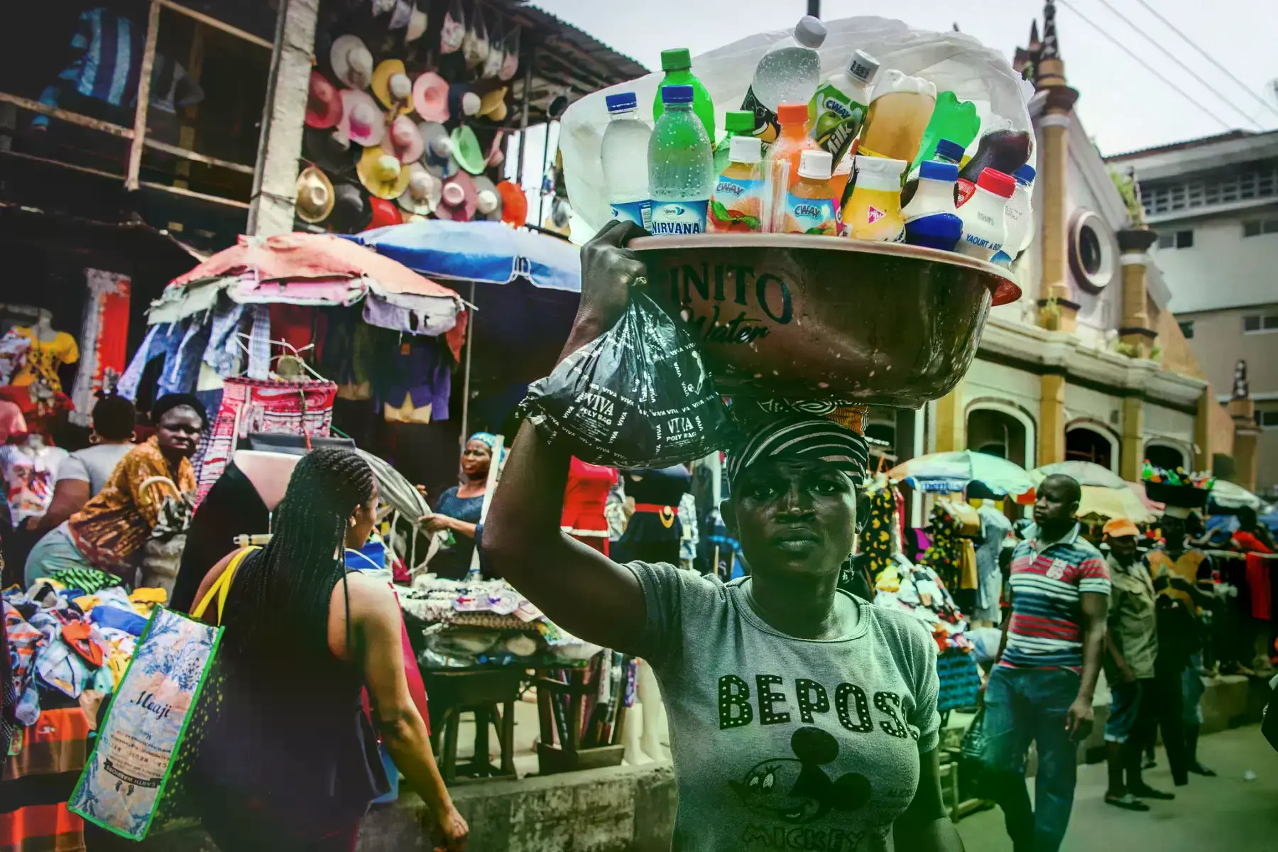 Un recolector de Pakam clasifica materiales reciclados en Lagos, Nigeria.