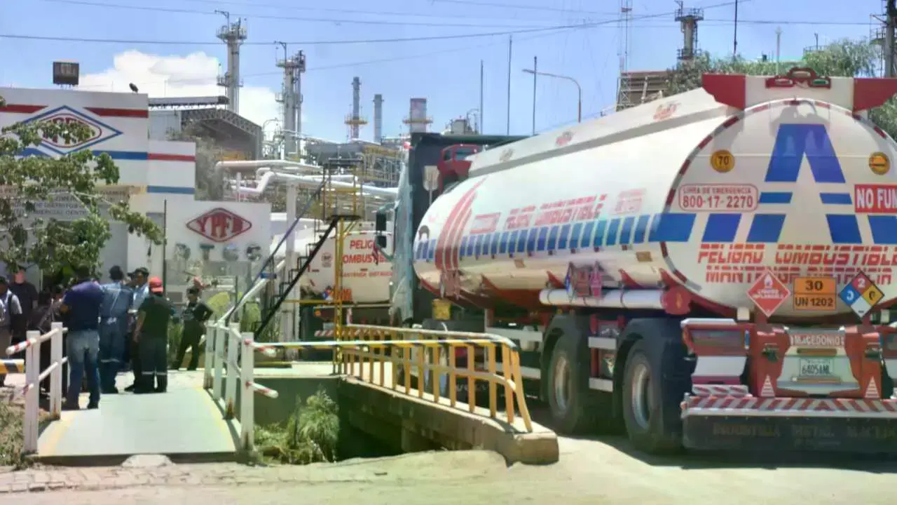 Una cisterna en puertas de YPFB.