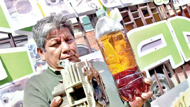 Un chofer muestra, en una protesta, la gasolina de "mala calidad".