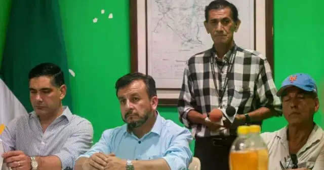 Los ministros Oscar Mario Justiniano y Mauricio Medinaceli en reunión con cívico del Beni.