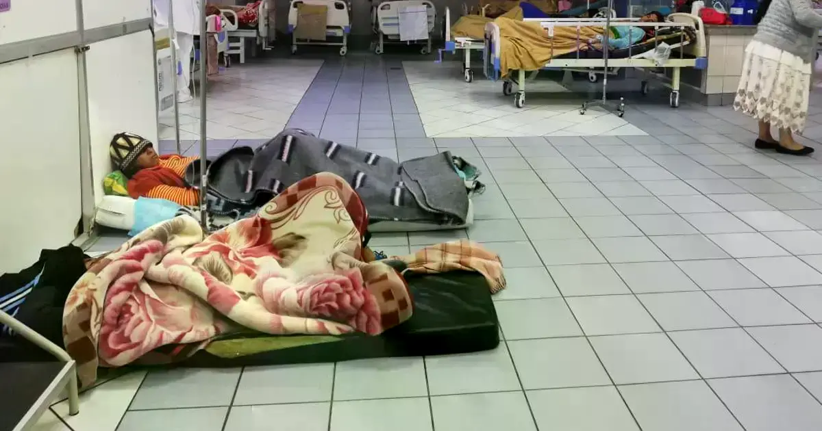 Pacientes son atendidos en el piso en el Hospital de Clínicas en La Paz.