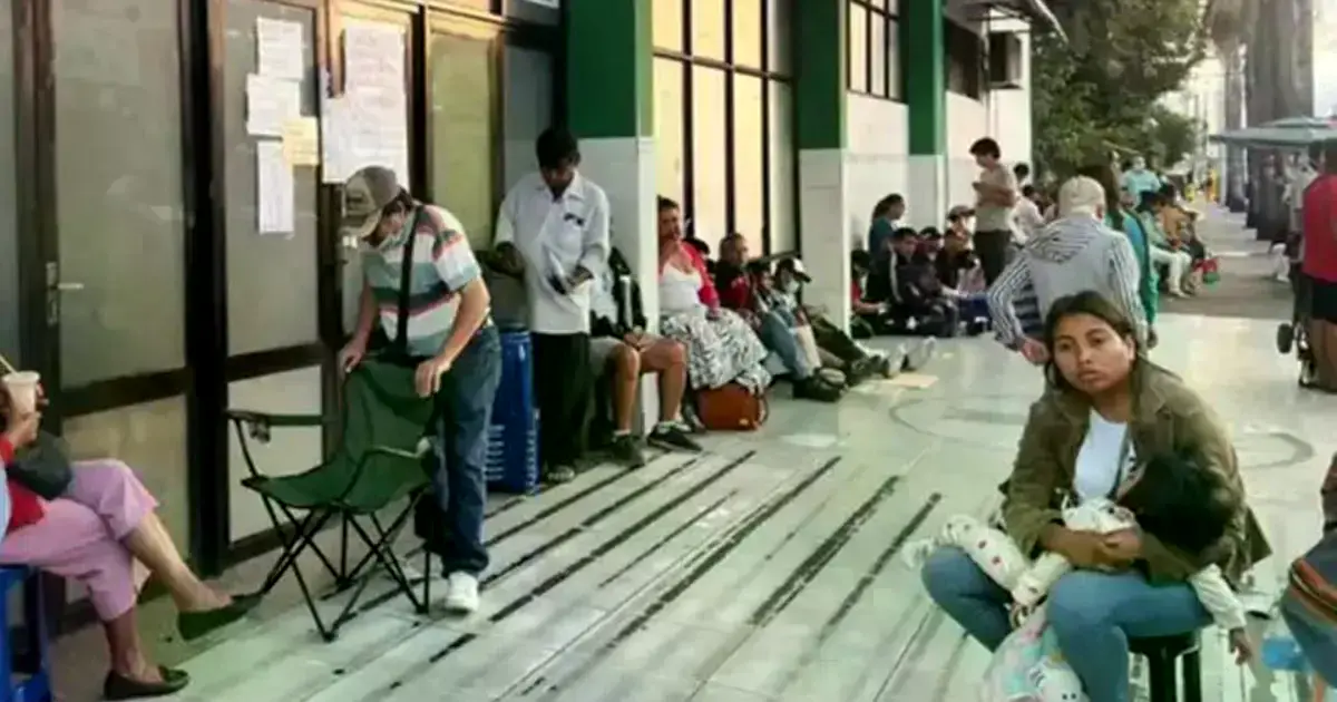 Fila de pacientes en el hospital San Juan de Dios, dependiente de la Gobernación.