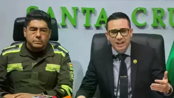 El comandante de la Policía de Santa Cruz, coronel Jhenky Gómez, y el fiscal departamental, Alberto Zeballos.