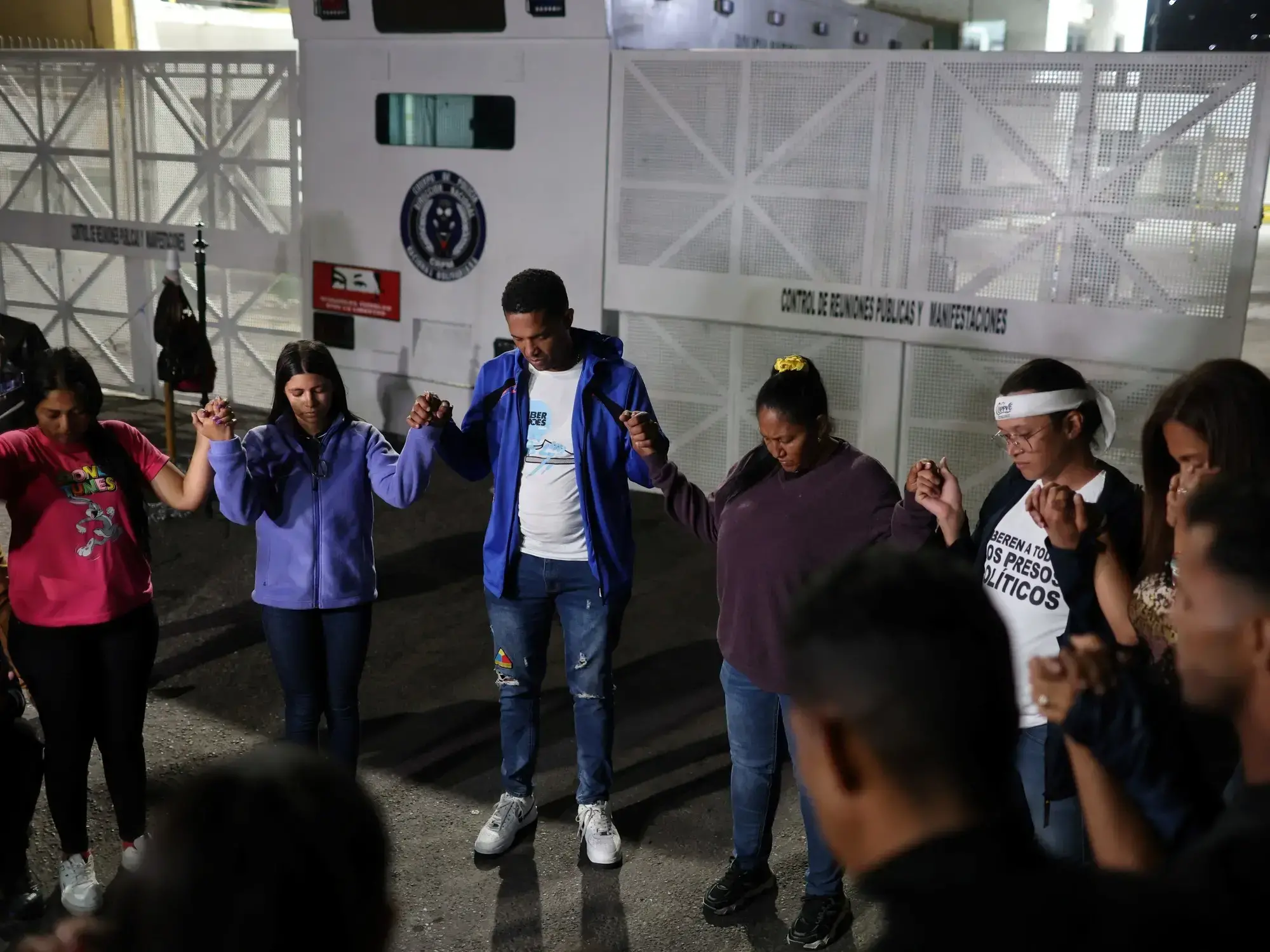 Familiares reunidos tras la aprobación de la ley de amnistía, frente al comando de la Policía Nacional Bolivariana en Caracas