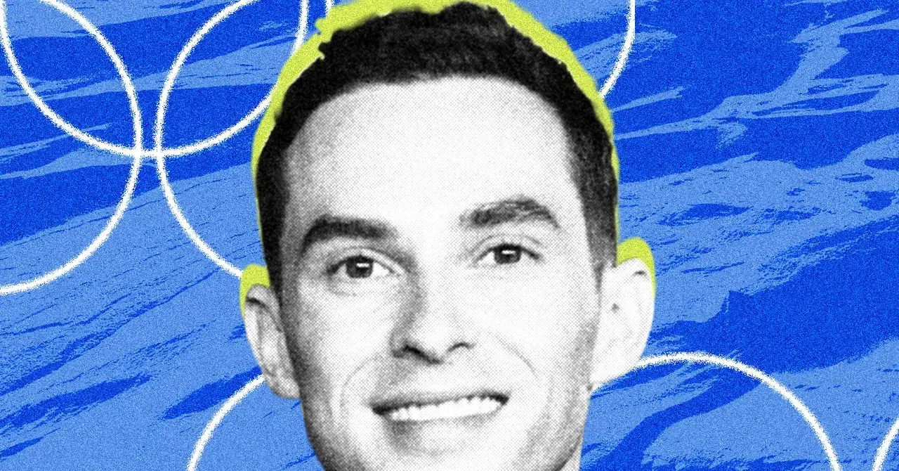 Adam Rippon, patinador retirado y comentarista, durante los Juegos de Milán Cortina 2026.