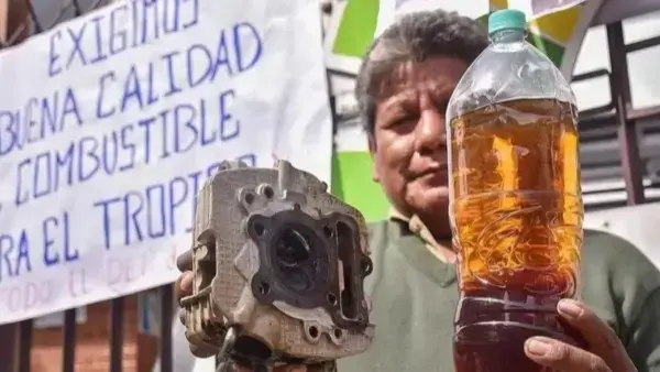 Transportistas muestran la gasolina contaminada.