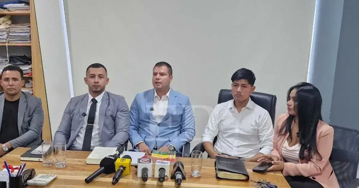 Alex Mamani brindando una conferencia de prensa