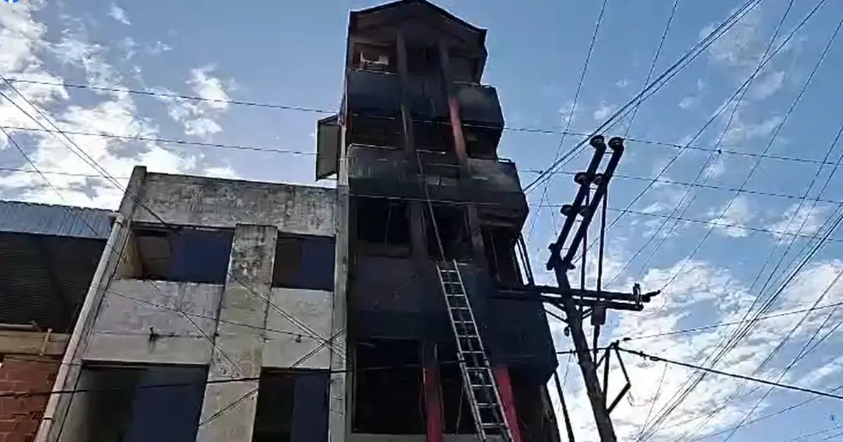 El edificio quedó con daños en su estructura tanto al interior como el exterior.
